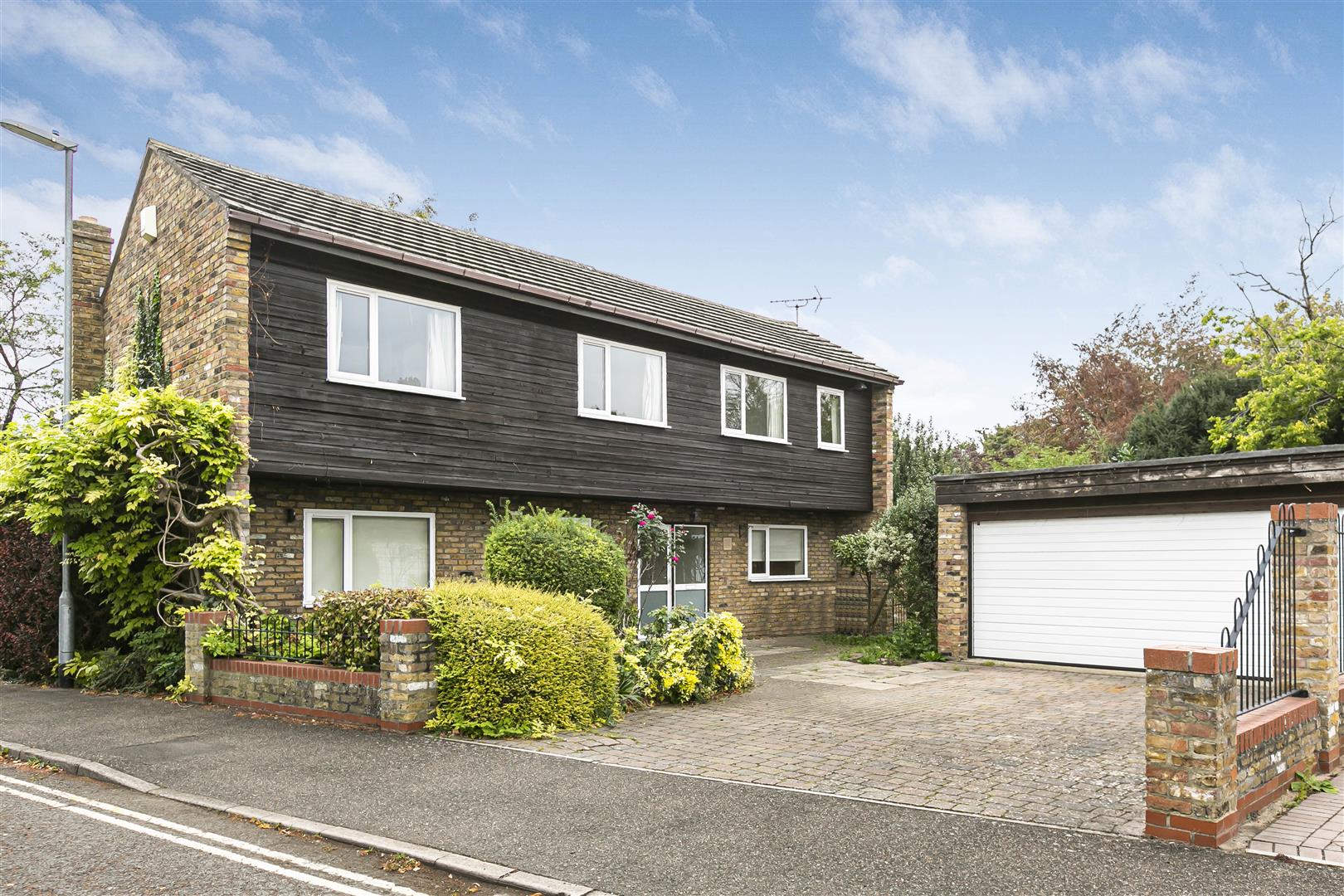 5 Bedroom for sale in Great Shelford Cheffins Cambridge Sales